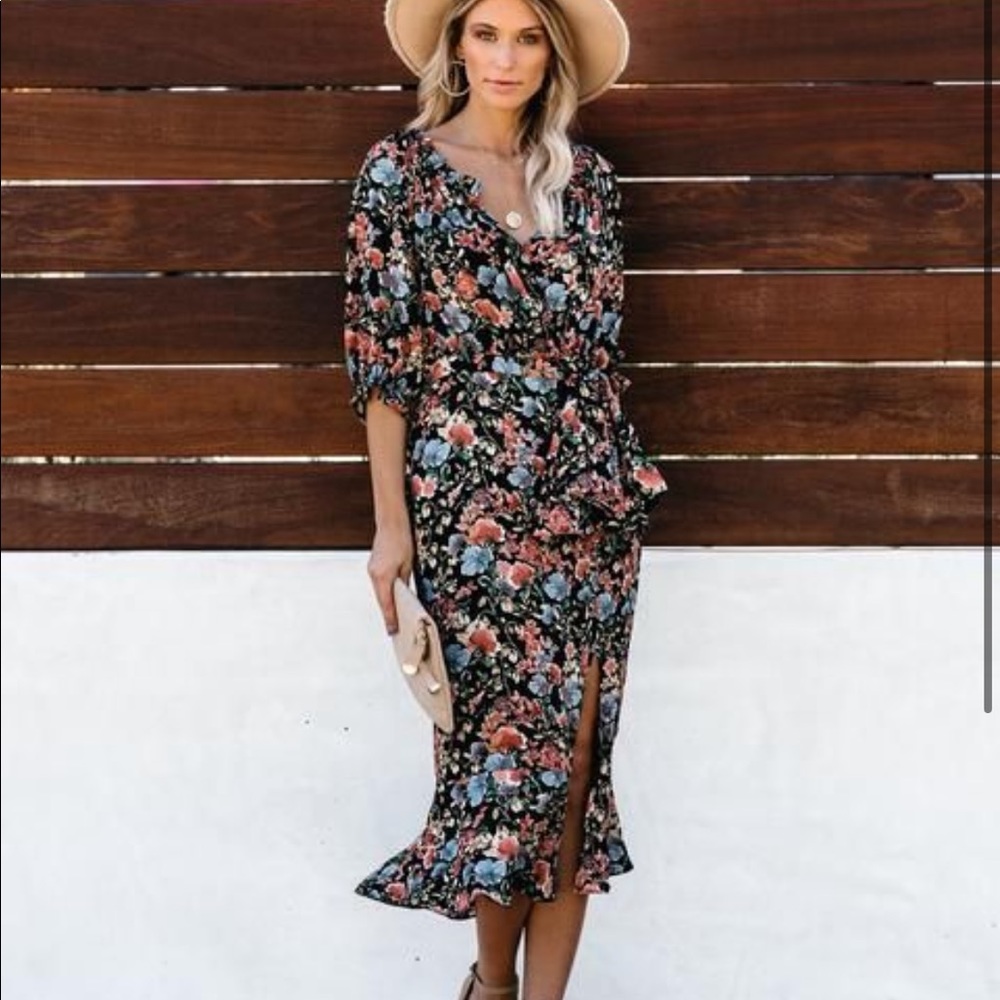Vici floral dress never worn. Bow tie in front and side slit XS